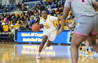 #31 Laila Lawrence drives the ball towards the basket